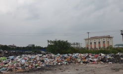 Bãi rác thải ô nhiễm dài hàng trăm mét trên đường gom cao tốc Hà Nội - Bắc Giang khiến người dân lo bệnh tật