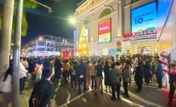 Hàng trăm nghìn người dân và du khách đổ về các TTTM Vincom chào đón năm mới 2024