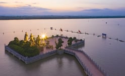 Thành phố nào của nước ta bốn mặt giáp sông, sông lớn nhất là nơi diễn ra trận thủy chiến lớn nhất lịch sử?