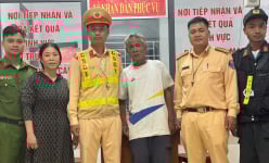 Giữa đêm khuya, CSGT bất ngờ phát hiện người đàn ông đi bộ ngược chiều trên cao tốc Phan Thiết – Dầu Giây