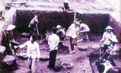 Một cái gò đất nổi tiếng ở làng này của Vĩnh Phúc, từng đào khảo cổ la liệt hiện vật cổ, có mũi tên đồng