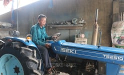 Một nông dân sáng chế máy nhổ lạc, gieo hạt ở Long An, cứ 1 giờ chạy bằng 30 người làm, cả làng phục lăn