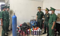 Đồn Biên phòng Non Nước bắt xe tải chở khí cười, điều tra ra nhiều kho chứa cả ở Đà Nẵng và Quảng Nam
