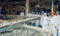 Khách hàng dùng Vinamilk hơn 40 năm, ấn tượng trước siêu nhà máy hiện đại, khép kín