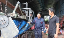Một người Bắc Ninh sáng chế máy phay đất lên luống '5 trong 1' khiến cả làng phục lăn