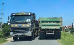 Hàng loạt xe tải trọng lớn chở cát lộng hành trên tuyến đê tả sông Hồng