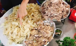 Thơm nức mũi, dai giòn sần sật, ngon hết nấc tại chợ được mệnh danh 'thiên đường quà vặt' Hải Phòng