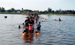 Một cánh 'đồng không mông quạnh' bốn bề toàn nước nổi ở An Giang khiến dân tình xốn xang, kéo đến tắm