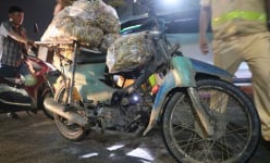 Hàng loạt xe 'mù', xe lôi tự chế bị CSGT tạm giữ tại chợ đầu mối nông sản Thủ Đức