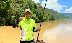 Bên dòng sông nổi tiếng ở Gia Lai, dân câu được các con cá đặc sản bình dân to bự thế này đây