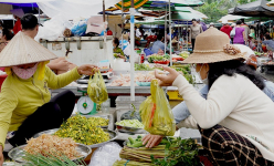 Nước tràn đồng ở vùng đầu nguồn Đồng Tháp, ra chợ trên trời dưới đặc sản, càng cua đồng to bự thế này đây
