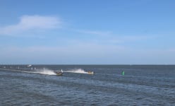 Vỏ lãi “bay” ở cửa Sông Đốc của Cà Mau khiến dân tình kéo nhau đi xem náo nhiệt 