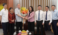 Ông Đinh Thế Huynh, nguyên Thường trực Ban Bí thư nhận Huy hiệu cao quý của Đảng