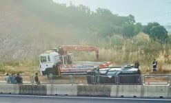 Xe bán tải lật nghiêng giữa đường khi va chạm với xe đầu kéo trên cao tốc Vĩnh Hảo - Phan Thiết