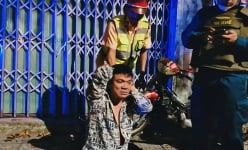 Nam thanh niên dùng dao truy sát cảnh sát giao thông tại chốt kiểm tra nồng độ cồn