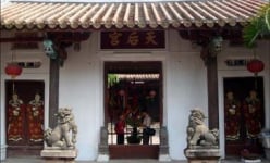 14 dòng họ người Trung Quốc quyên góp xây dựng một ngôi đền ở Hưng Yên từ thế kỷ 17, đó là ngôi đền nào?