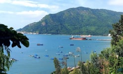 Đây là vịnh biển đẹp như phim ở Phú Yên, xưa chỉ dăm túp lều đánh cá, nay sầm uất, nhìn đâu cũng khá giả