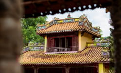 Lăng mộ ông vua thứ 9 vương triều nhà Nguyễn ở một làng của TP Huế, xung quanh là lăng mộ bà con quyến thuộc