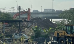 Xe tải lấy đất tại dự án Công viên Tây Nam Hà Nội mang đi đổ trái quy định