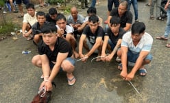 29 người trong sới đá gà ăn tiền bỏ chạy tán loạn khi bị cảnh sát ập vào ở TP.HCM