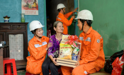 Tháng tri ân khách hàng: Ngành điện miền Nam 'thắp sáng niềm tin' các hộ nghèo
