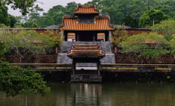 Lăng mộ của ông vua thứ 4 vương triều nhà Nguyễn ở Huế có gần 50 công trình kiến trúc, cá Koi bơi đầy hồ