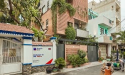 Giải pháp chống nóng cho ngôi nhà hướng Tây từ 25.000 viên gạch mộc