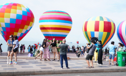 Khách thích thú bay khinh khí cầu, thưởng thức đặc sản OCOP, đi tour du lịch miễn phí tại Vũng Tàu