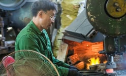 Làng rèn Tiến Lộc tại xứ Thanh có tuổi đời hàng trăm năm đỏ lửa ngày đêm phục vụ mùa Tết Nguyên đán 2025