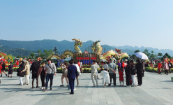 Người dân đổ xô đến Quảng trường Hoà Bình 'check in' với linh vật rồng dịp đầu xuân