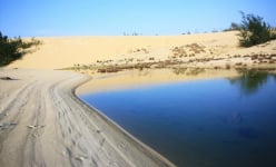 Một nơi ở Quảng Bình, cách Đồng Hới có hồ 'không đáy', nước ngọt đầy ăm ắp, mát rười rượi, đẹp như phim