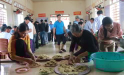 Cả làng ở Hà Tĩnh thức xuyên đêm gói 2.000 cái bánh chưng dâng vua Mai Hắc Đế