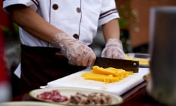 Cũng là phở thôi, nhưng phở ở một nơi của Hà Giang lạ lắm luôn, bánh thái ra những 'sợi chỉ vàng'