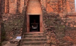 Ở đỉnh núi nổi tiếng Phú Yên có một tháp Champa cổ xây bằng thứ gạch nhẹ hơn 1,3 lần so với gạch thường