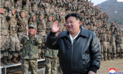 Ông Kim Jong Un lái xe do ông Putin tặng đi giám sát tập trận
