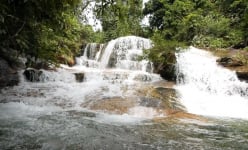 Đây là thác nước đẹp như phim ở Thanh Hóa, có lan rừng thơm, dưới suối vô số cá, tôm lạ mắt