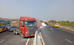 Kinh hãi khi 2 thùng container trên xe đầu kéo đang chạy thì văng xuống cao tốc Phan Thiết – Dầu Giây