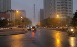 Tiểu thương liều mạng đi ngược chiều khi rời khỏi chợ La Khê (Hà Đông) lúc rạng sáng