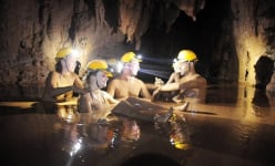 Một cái hang đá ở Quảng Bình có gì hấp dẫn mà người ta tò mò, khách Tây còn đội đèn pin đi vô tắm?