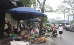 Bất chấp biển cấm, nhiều người lập chợ cóc bán hàng trên vỉa hè Hà Nội