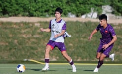 Tiền vệ U23 Việt Nam Minh Khoa nói gì về thẻ đỏ của Ngọc Thắng?