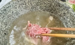Cũng là phở thôi, nhưng phở dê Ninh Bình lạ lắm, đựng trong bát đá nóng rẫy, giá tới 90.000 đồng/tô