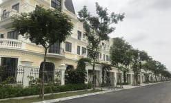 Phân khúc nhà thấp tầng 'ăn theo' cơn sốt giá chung cư, tăng từ giá bán đến giao dịch