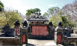 Mộ cổ đồ sộ của người họ Huỳnh-công thần vương triều Nguyễn được mang họ vua tọa lạc ở một làng quê Long An