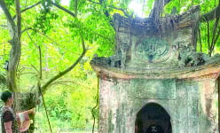 Vùng đất Bất Quần ở Thanh Hóa bằng phẳng mà nổi lên ngọn núi cao, đẹp lạ, bên sông nhà Lê có một cái phủ