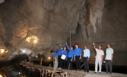 Trong một ngọn núi ở Kiên Giang có cái hang đá nổi tiếng, muốn vào phải đi qua cầu tạm
