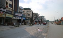 Hàng xà cừ cổ thụ trên đường 70 bị cắt ngọn, chuẩn bị đánh chuyển phục vụ dự án mở rộng tuyến đường