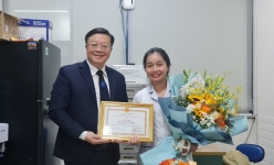 Khen thưởng điều dưỡng ép tim, thổi ngạt, cứu sống trẻ đuối nước ngoài cộng đồng