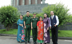 Vợ chồng NSND Tự Long đưa bố mẹ và các con viếng Lăng Bác, thăm nhà Đại tướng Võ Nguyên Giáp 