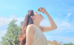 Bác sĩ cảnh báo nguy hiểm việc dùng nước cốt chanh nhỏ vào mắt lúc 12 giờ trưa Tết Đoan Ngọ